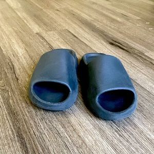 Yeseys used black size 5